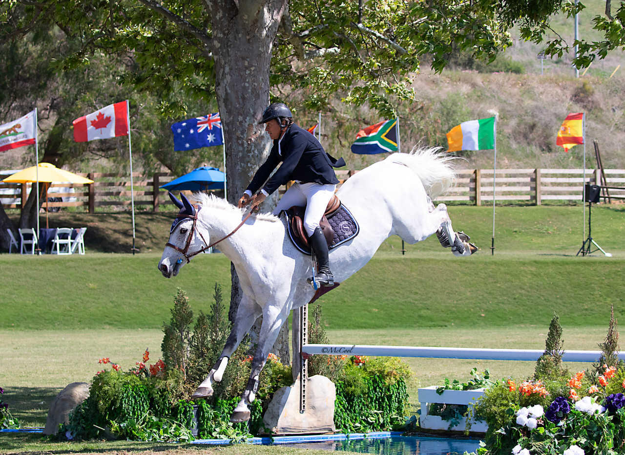 Luis Sabino jumping